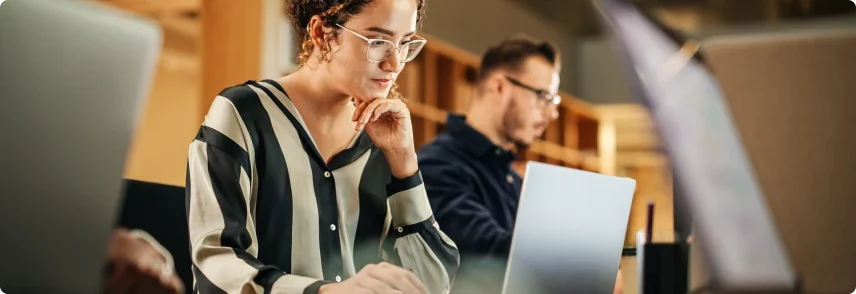 img-women-working-on-laptop